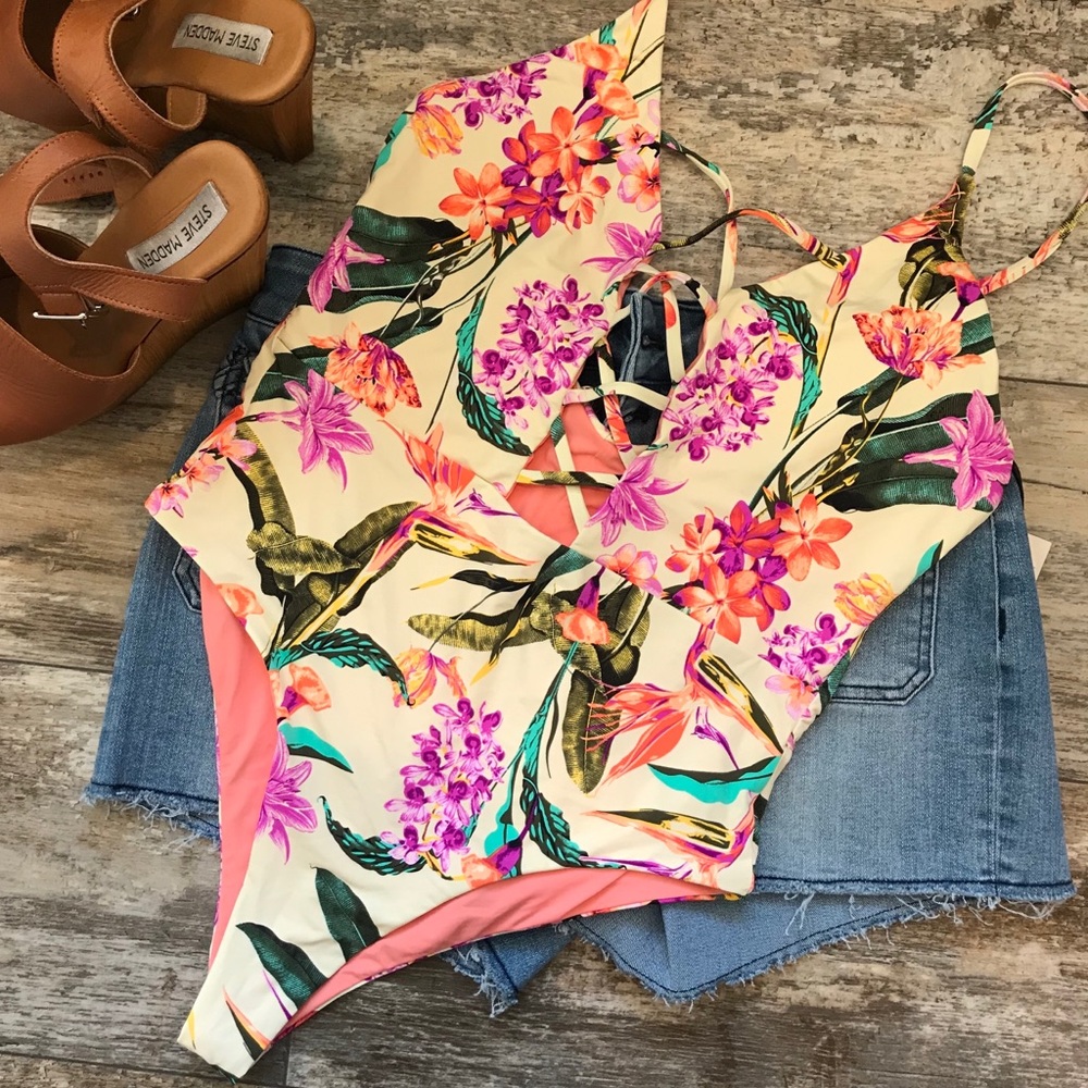 DIPPIN DAISY’S SWIMSUIT!